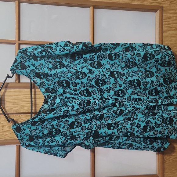 Torrid Teal And Black Skull Pattern Blouse Size 3x - Picture 4 of 7